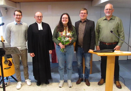 Julia Müller bei ihrer Amtseinführung im Rahmen des Gottesdienstes zusammen mit Landessekretär Jan Schickle (CVJM Baden), Pfarrer Holger Jeske-Heß, Diakonievereins-Vorsitzendem Volker Goldbecker und CVJM-Vorsitzendem Fritz Rieger (v.l.n.r.)